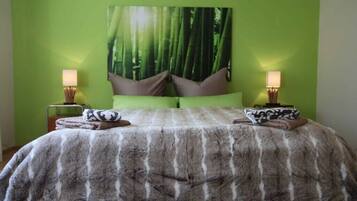2 Schlafzimmer, Schreibtisch, Bügeleisen/Bügelbrett, Reisekinderbett