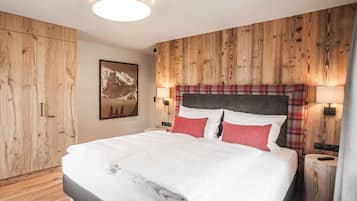 Travel crib, free WiFi, bed sheets