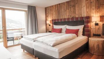 Cuna de viaje, wifi gratis y ropa de cama