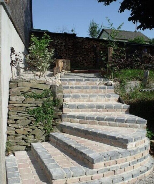 Una serie de escalones de piedra y ladrillo que conducen a un edificio.