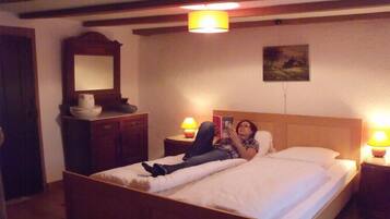 Iron/ironing board, free WiFi, bed sheets