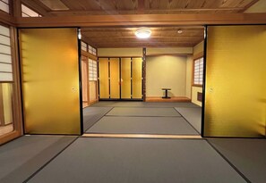 Et traditionelt japansk rum med tatamimåtter, skydedøre og en shoji-skærm.