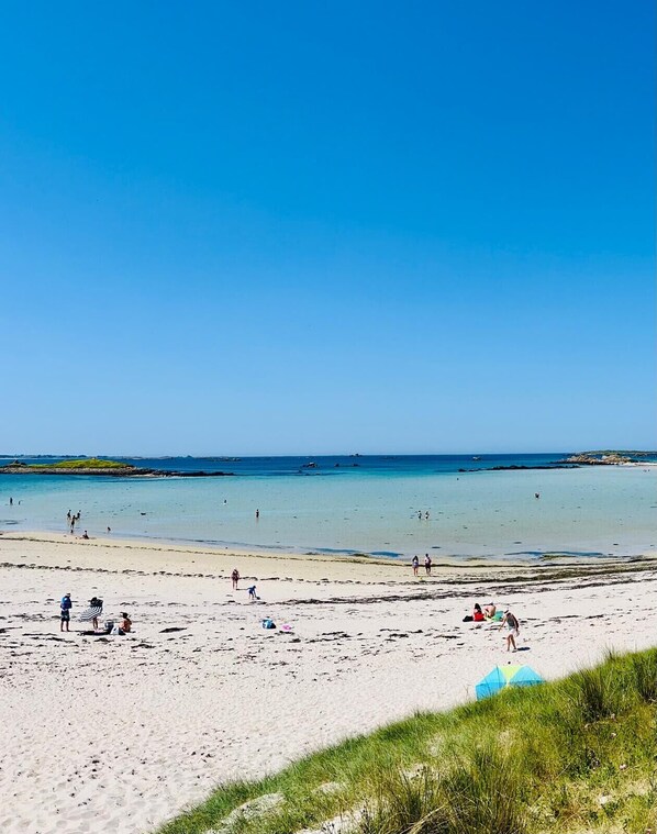 A beach with clear skies, calm waters, and people enjoying the sand. - Authentic house for 11, close to the beach (Landéda)