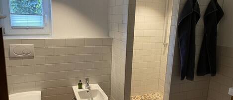 Dusche, Haartrockner, Bidet