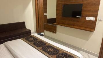 Deluxe Double Room | Desk, laptop workspace, free WiFi