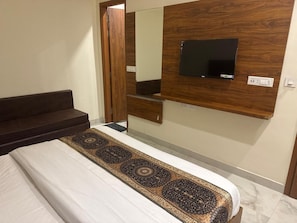Deluxe Double Room | Desk, laptop workspace, free WiFi - Hotel Amrit Gold (Amritsar)