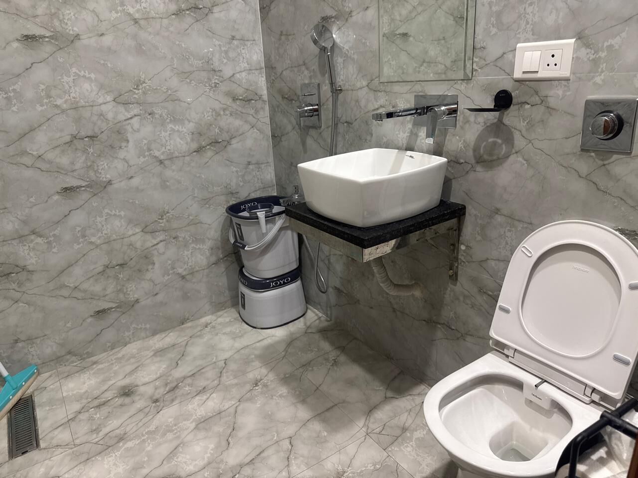 Ducha, artículos de tocador gratuitos, toallas, jabón