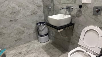 Deluxe Double Room | Bathroom | Shower, free toiletries, towels, soap