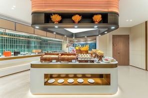 Un'impostazione buffet con diversi cibi e un design d'interni moderno.