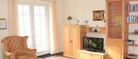 Smart TV, DVD player, books, stereo