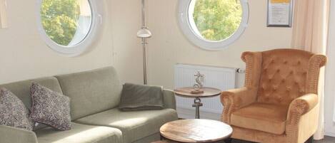 Smart-tv, een dvd-speler, boeken en een stereo