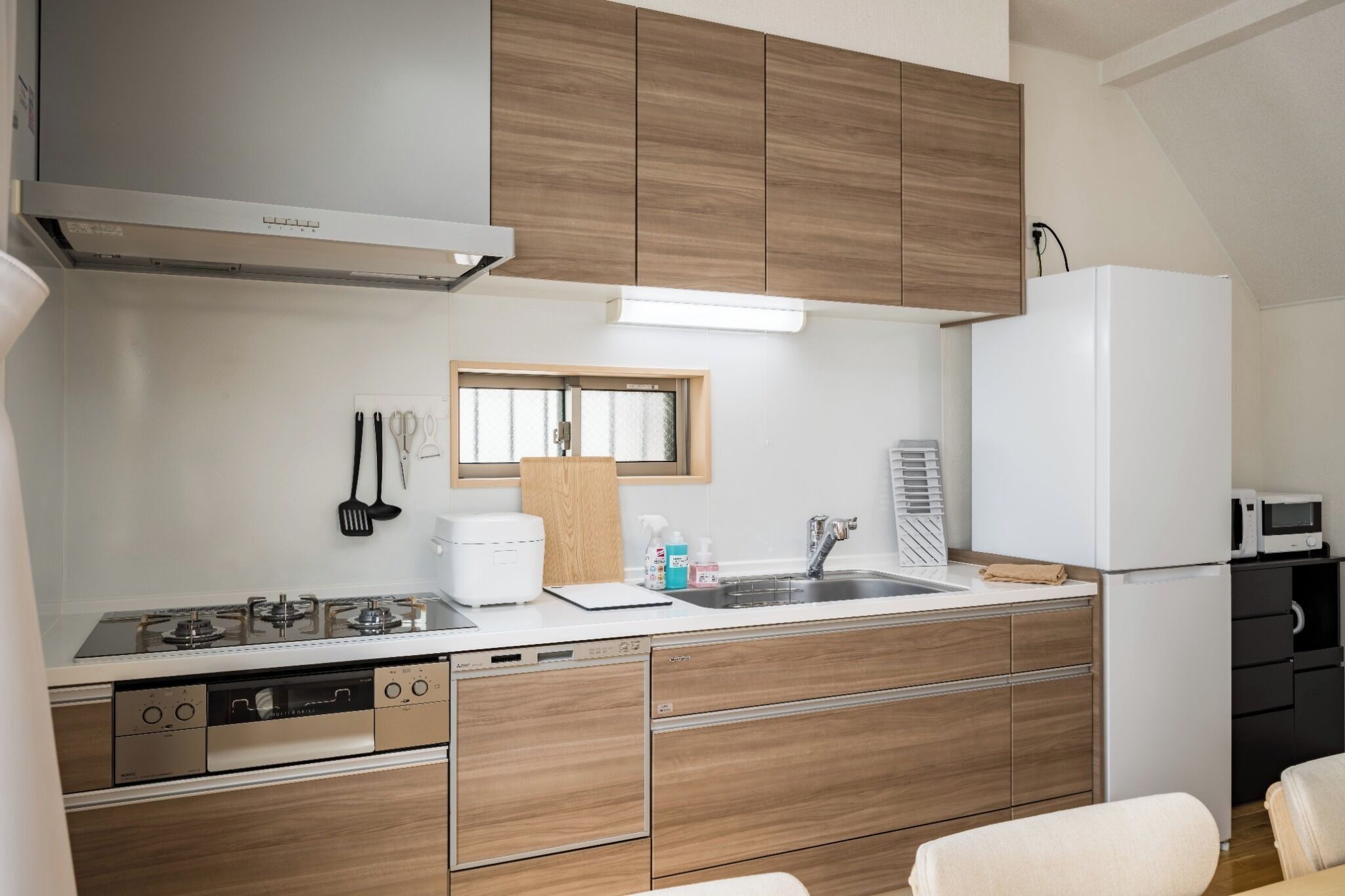 Réfrigérateur, four à micro-ondes, surface de cuisson