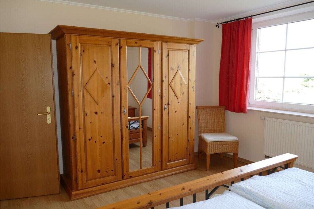Travel crib, free WiFi, bed sheets