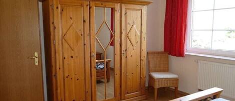 Travel crib, free WiFi, bed sheets