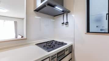 Fridge, microwave, stovetop, cookware/dishes/utensils