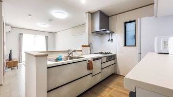 Fridge, microwave, stovetop, cookware/dishes/utensils