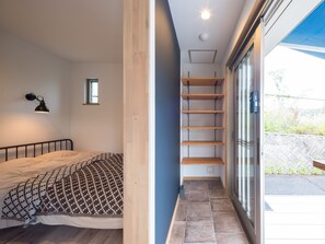 Escritorio, wifi gratis y ropa de cama 