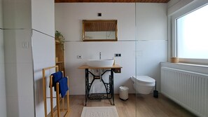 Bathroom - Vacation home Bohrmann, quiet, idyllic location on the outskirts of the Donnersberg district (Rüssingen)