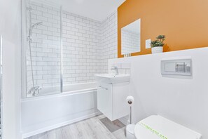 A modern bathroom with a glass-enclosed shower, a white sink, and a toilet. - Stay Zeni, Hardwick House Derby Modern 2 Bed Flat (Derby)
