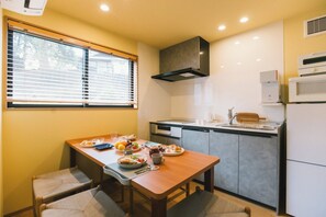 Fridge, microwave, stovetop, cookware/dishes/utensils - Private Onsen Villa with Indoor SlideROOM2 / Songshan City Ehime (Songshan City)