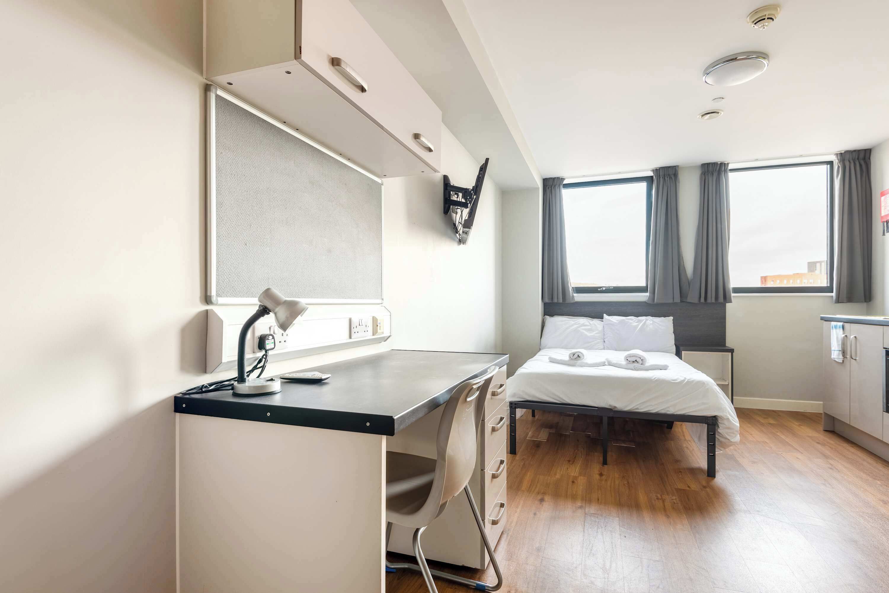 Desk, WiFi, bed sheets