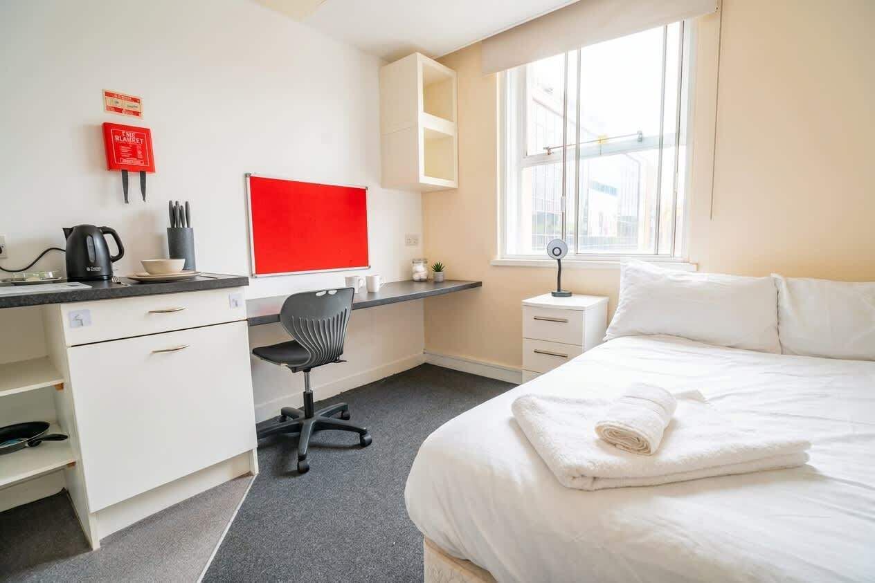 Desk, iron/ironing board, WiFi, bed sheets
