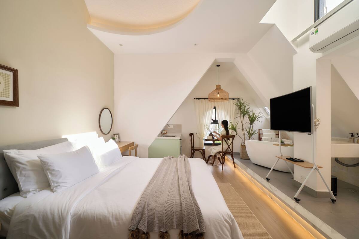 The Muse | Minibar, desk, soundproofing, iron/ironing board (on request)