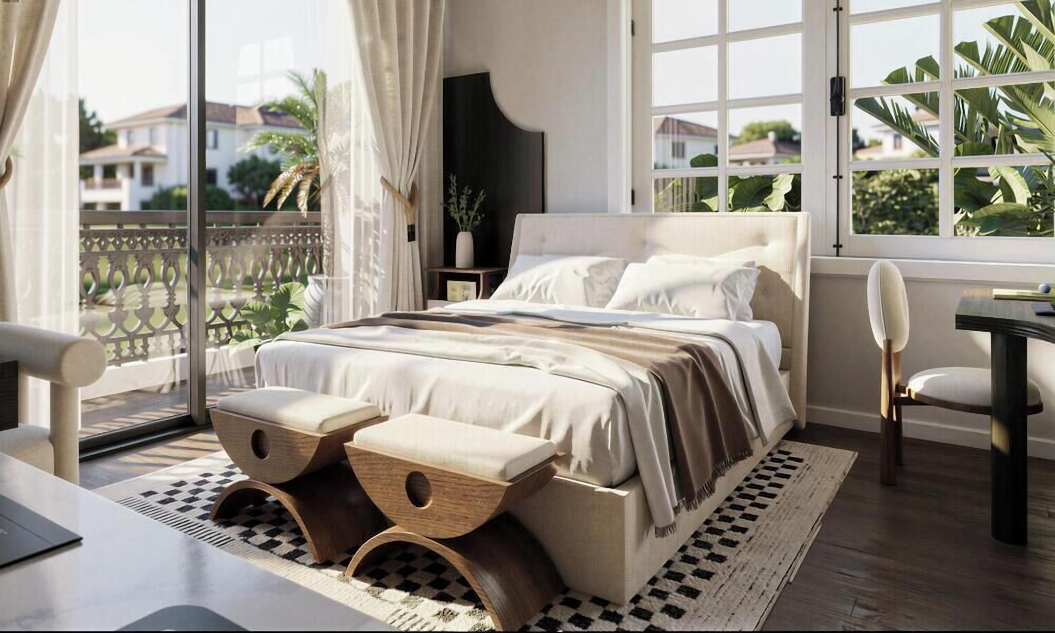 Quarto com uma cama grande, uma escrivaninha e uma cadeira.