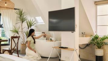 The Muse | Minibar, escritorio, insonorización y tabla de planchar con plancha