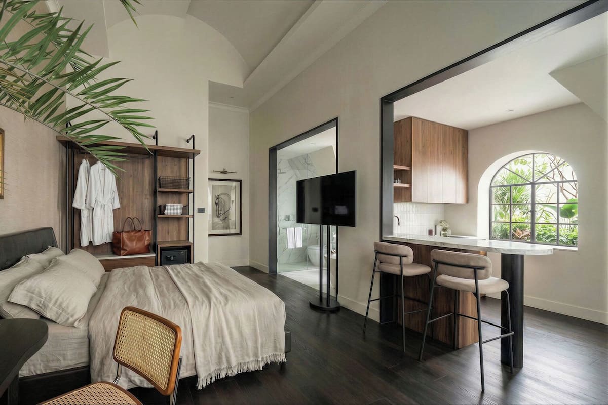 Minibar, decoración personalizada y escritorio