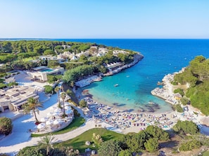 Une station balnéaire dotée d’une plage, d’une zone de baignade et d’un port de plaisance.