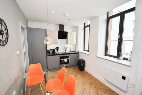Stylish 2BR Apartment in Central Manchester w Security