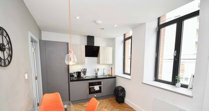 Stylish 2BR Apartment in Central Manchester w Security