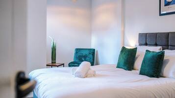 Iron/ironing board, WiFi, bed sheets
