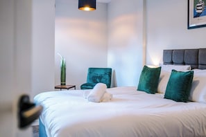 Iron/ironing board, WiFi, bed sheets - Elysee Suites Southport - Spacious 2 Bed Apartment (Southport)