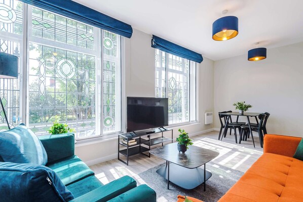 TV, offices - Elysee Suites Southport - Spacious 2 Bed Apartment (Southport)