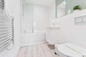 A modern bathroom with a shower, bathtub, toilet, and sink. - Stay Zeni, Hardwick House Derby Lovely 2 Bed Flat (Derby)