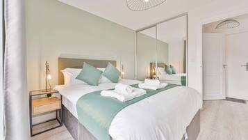Desk, iron/ironing board, WiFi, bed sheets