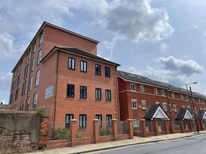 A multi-story brick building with a flat roof, multiple windows, and a gated entrance. - Budget En-suites, Central Liverpool (Liverpool)