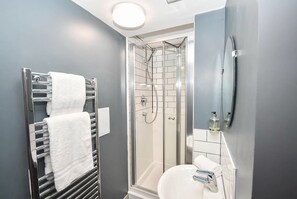 A modern bathroom with a glass-enclosed shower, a white sink, and a towel rack. - 2 Private Rooms in Shared Apartment with Kitchen (Leeds)