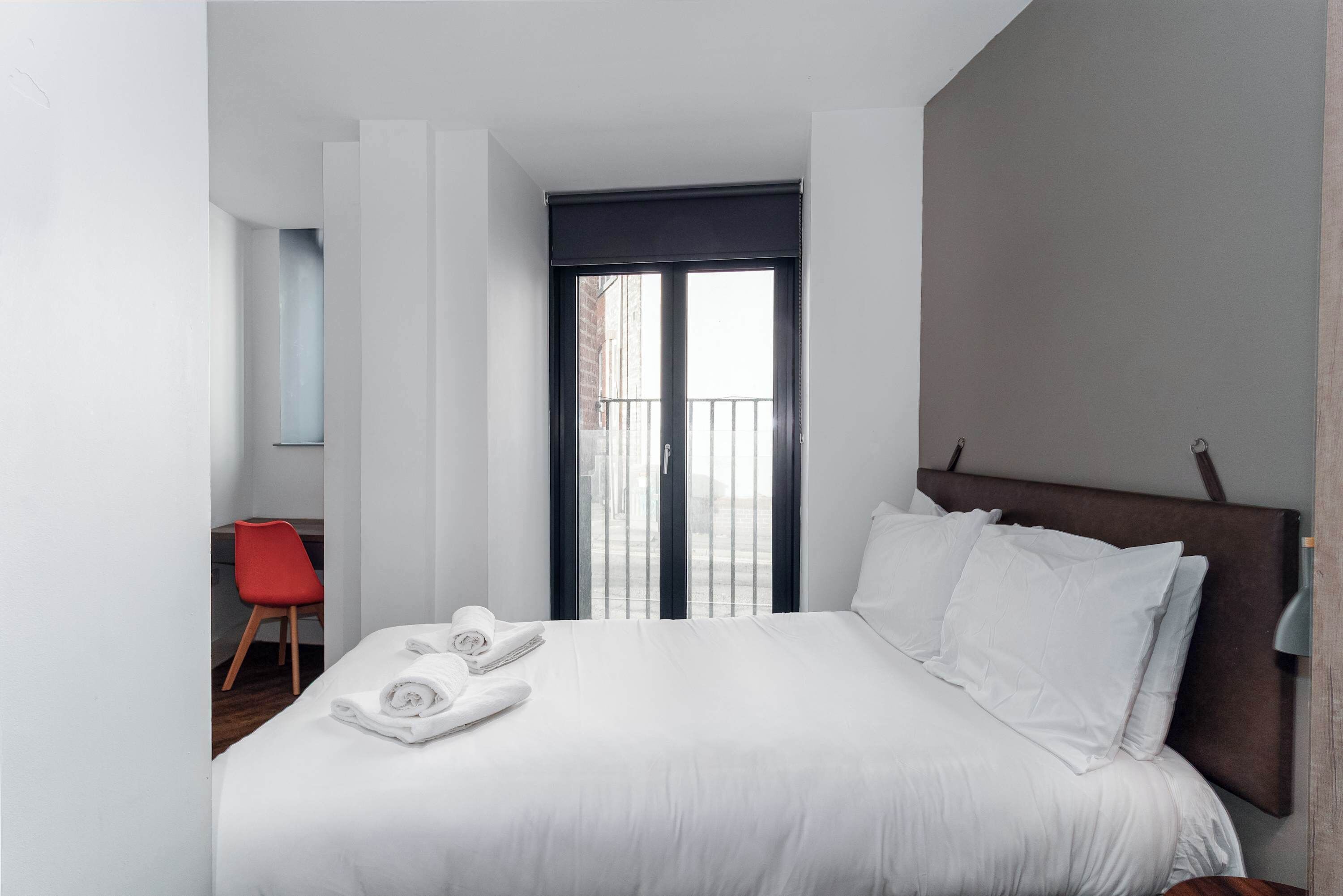 Desk, iron/ironing board, WiFi, bed sheets