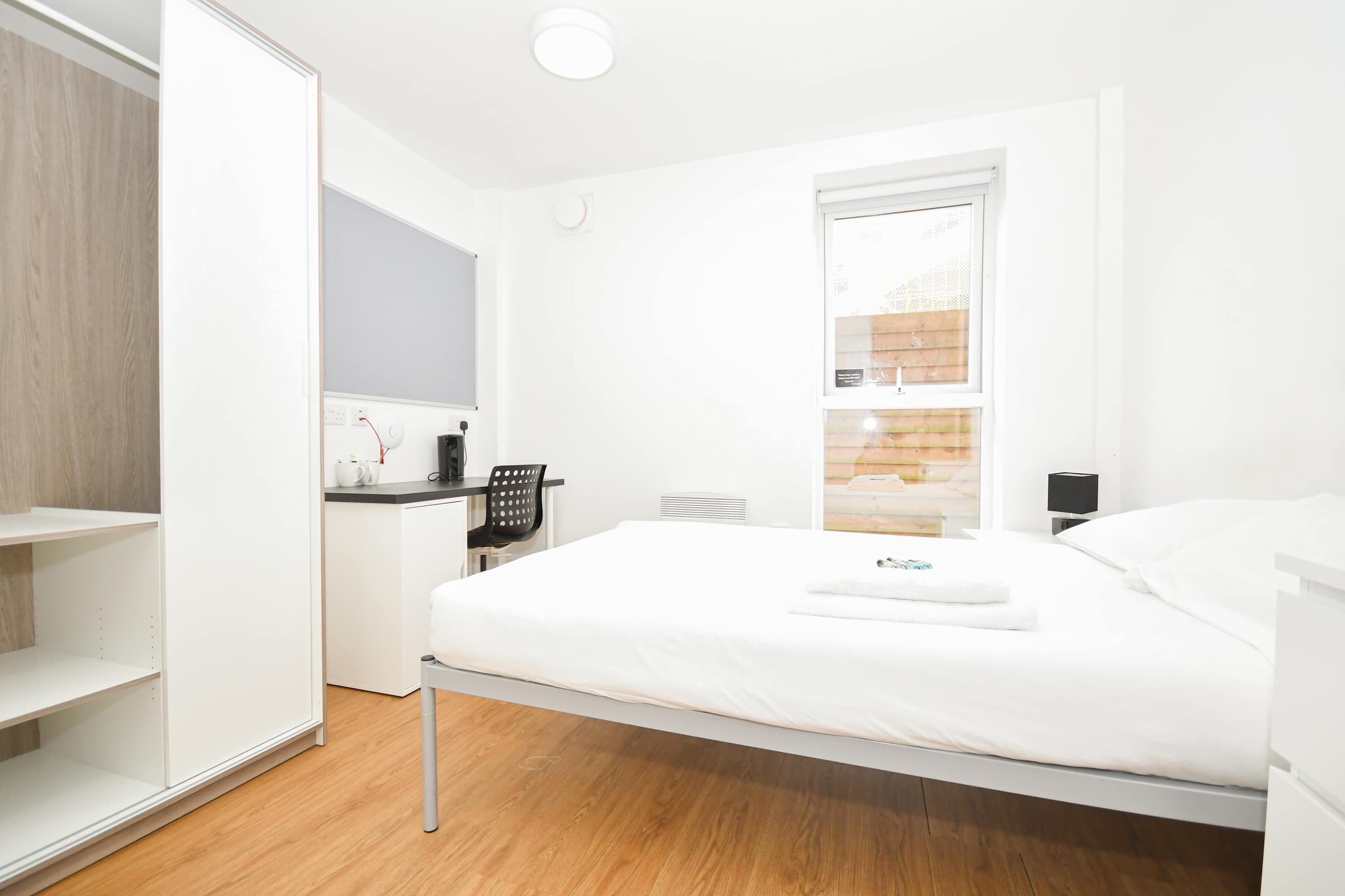 1 bedroom, desk, WiFi, bed sheets
