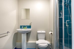 A bathroom with a sink, toilet, and shower. - Modern Budget Studio Apartment in Sheffield Centre (Sheffield)