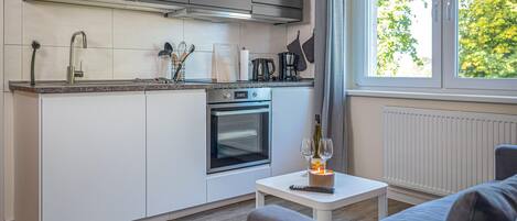 Réfrigérateur, four à micro-ondes, surface de cuisson, lave-vaisselle