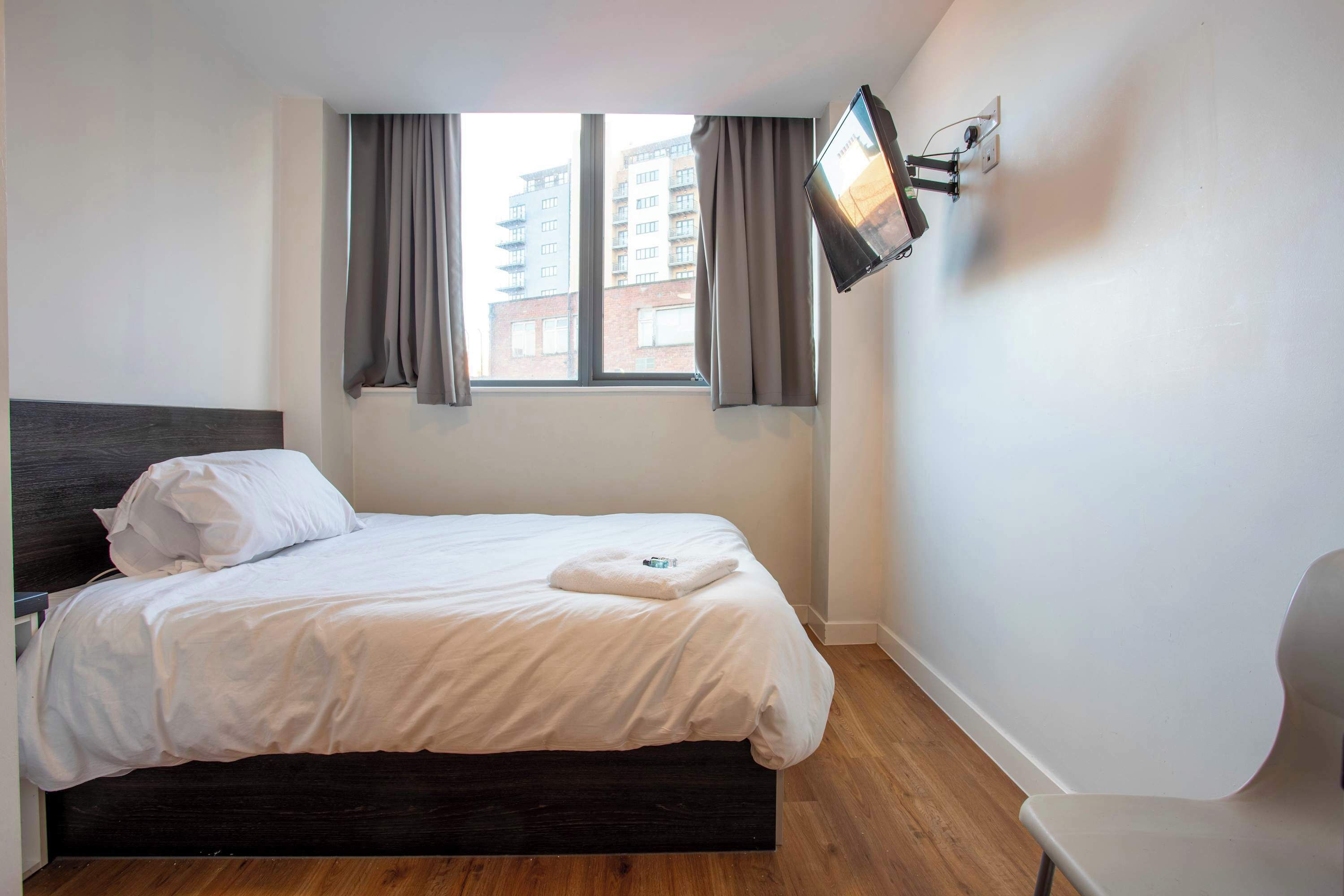 Desk, WiFi, bed sheets