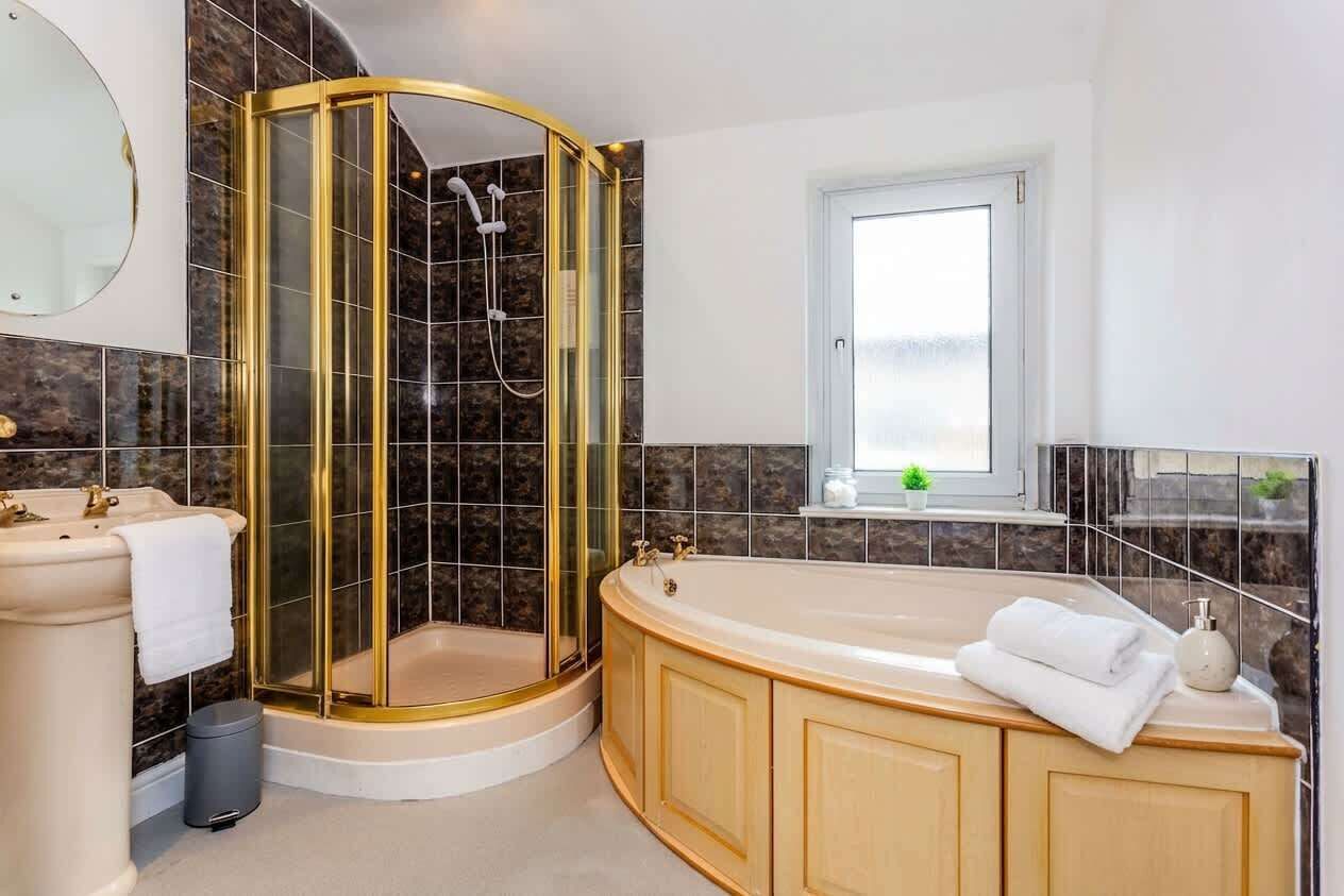 Shower, hair dryer, towels, shampoo
