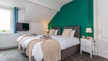 Desk, iron/ironing board, WiFi, bed sheets