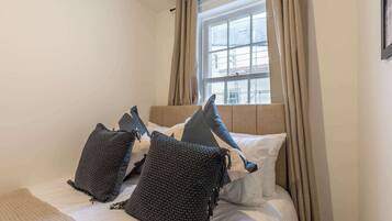 Desk, iron/ironing board, WiFi, bed sheets