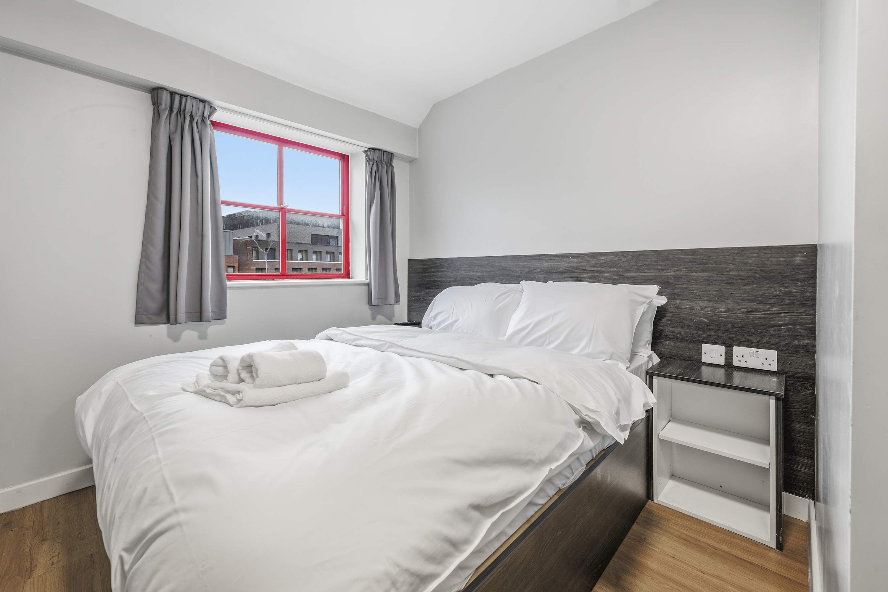 Desk, iron/ironing board, WiFi, bed sheets