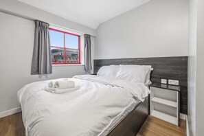 Desk, iron/ironing board, WiFi, bed sheets - Budget Double Studio Room in Central Nottingham (Nottingham)